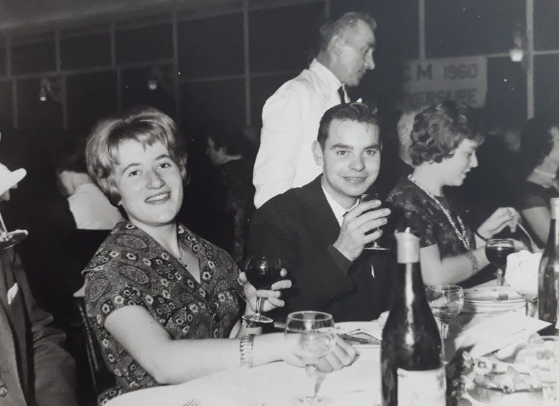 1960. Robert Huwart : "Banquet de la Ste Cécile du Royal Cercle Musical, en la salle Le Cercle . Sur la photo : Marie-Claire Boulemberg, Solange Ernalsteen et Robert Huwart." Collection : Robert Huwart.