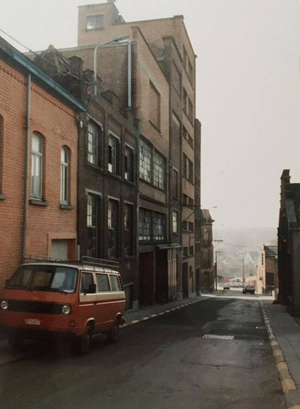 Années 1980... Josiane Pierart : "En face de la brasserie, le garage de l'administration communale pour l'entretien des véhicules communaux. Le bâtiment plus bas, sur la droite,l'atelier communal de menuiserie qui fut également, un peu plus tard, le 1er lieu de la Foll'Fouille." Collection : Josiane Pierart.