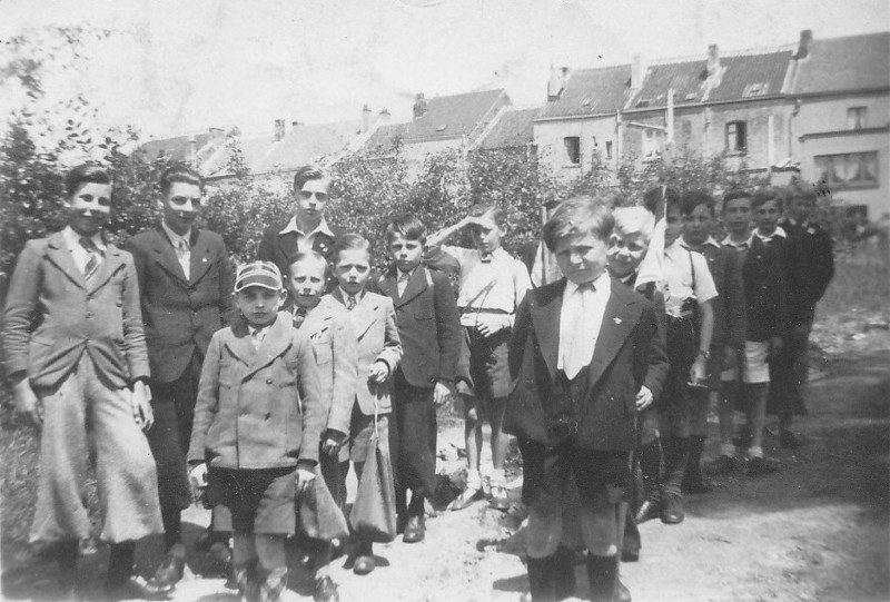 Début des années 1940. Des "gamins" de l'Estrée au fond du jardin de la maison n°65 (actuellement 69) de la chaussée d'Alsemberg. Dans le fond: maisons de la chaussée d'Alsemberg. Sur la photo : Piraux Maurice et Marcel,...