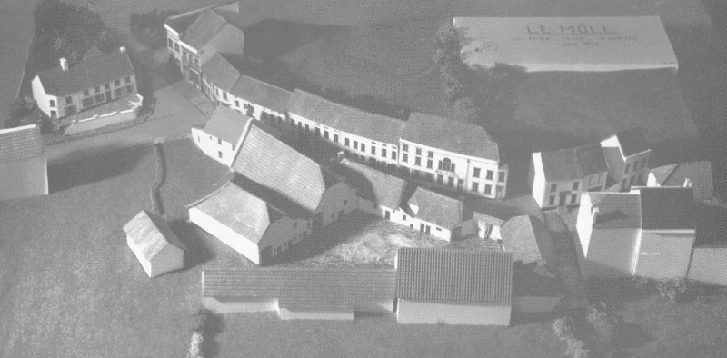 Maquette de la ferme du Môle (vers 1904) réalisée au début des années 1990 par Ernest Pays. Au dessus, à gauche, le carrefour avec la chaussée d'Alsemberg et l'actuelle Avenue Léon Jourez. A droite, le carrefour avec la Rue des Fossés beaucoup plus étroite à l'époque.