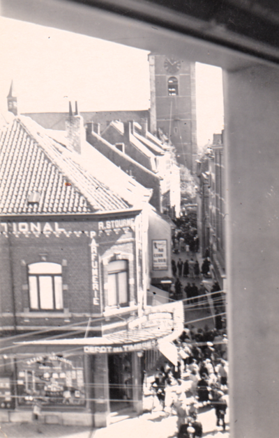 17 août 1943 : vue de la rue de l'Ecole, le jour où les cloches de l'église Saint-Etienne furent enlevées sur l'ordre des Allemands.  Collection : Brania.