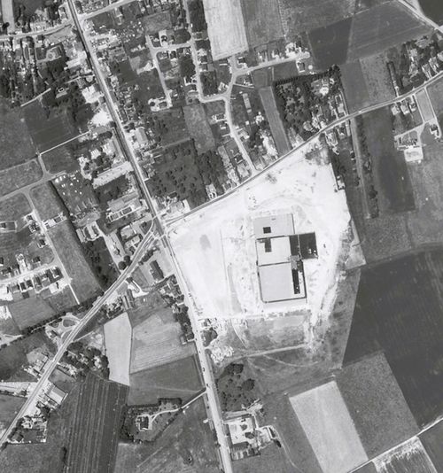 6 juillet 1971 : vue aérienne du carrefour de Mont-Saint-Jean avec la construction du Sarma. Collection : Etienne Wilmet-Brunelle.